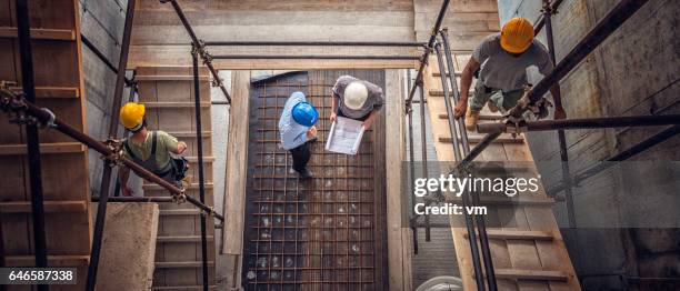 construction workers and architects viewed from above - construir imagens e fotografias de stock
