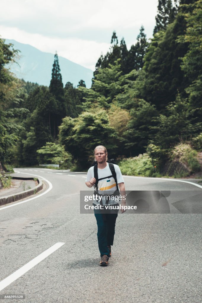 高速道路の上を歩くハイカー