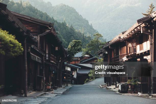 villaggio giapponese con case ryokan - ryokan foto e immagini stock