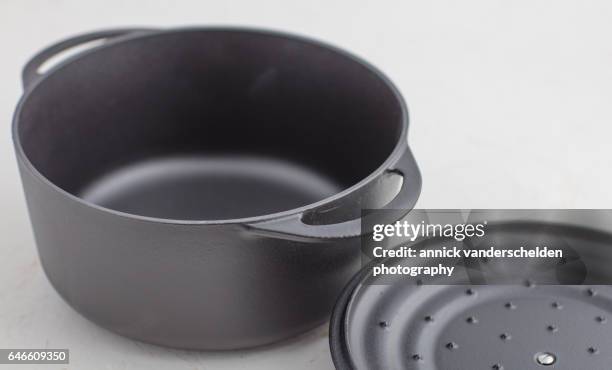 black cast iron casserole. - enamel stockfoto's en -beelden