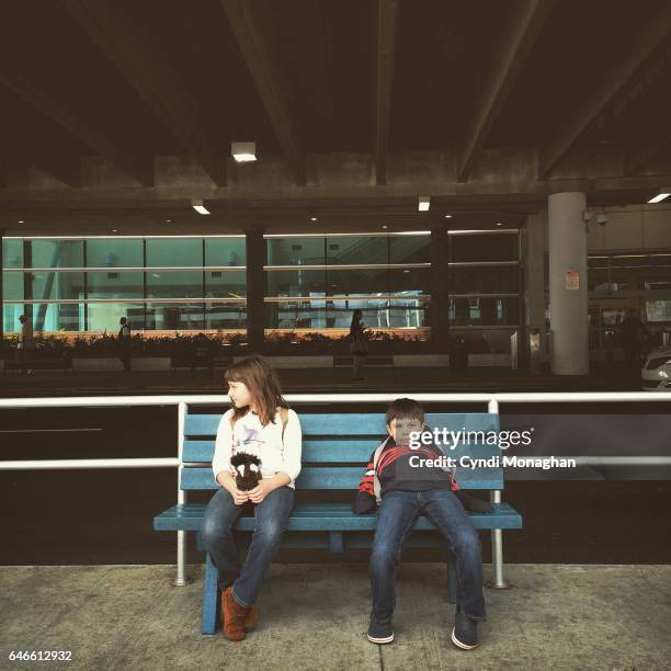 waiting at the airport - verkeerde houding stockfoto's en -beelden