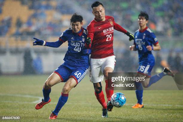 Lee Jung-Soo of Suwon Samsung Bluewings and Gao Lin of Guangzhou Evergrande compete for the ball during the AFC Champions League 2017 Group G match...