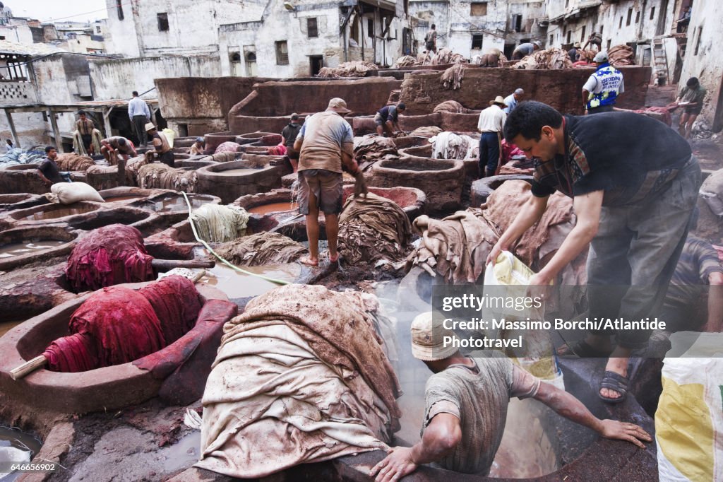 Fes el Bali (Old Fes), Medina, working at Chouwara Tannery