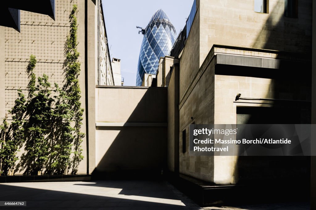 Lunch time in The City, on the background the Swiss Re Tower (Norman Foster architect), known as The Gherkin