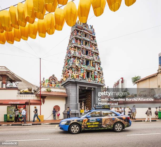 chinatown, taxi near the entrance of sri mariamman temple, in the upper part decorations for new chinese year - sri mariamman tempel singapore stockfoto's en -beelden