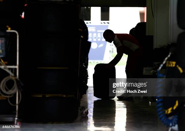 Formula One World Championship 2015, Grand Prix of Bahrain, Pirelli, tire, tires, tyre, tyres, wheel, wheels, Reifen, Rad, feature, mechanic