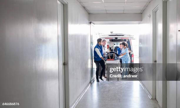 emergency at the hospital - serviço de urgência imagens e fotografias de stock