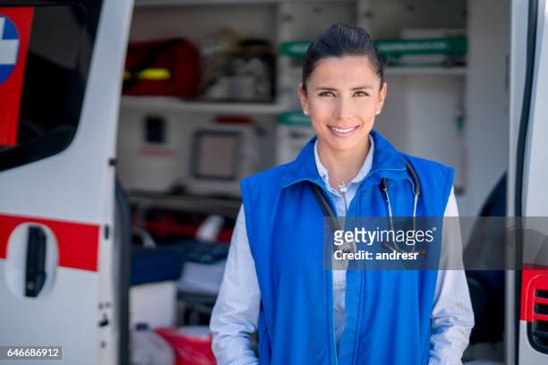 paramédicaux travaillant dans une ambulance - paramedic photos et images de collection