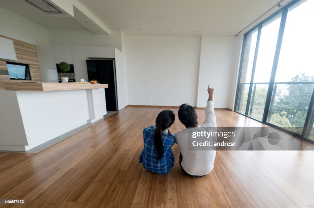 Casal em sua nova casa