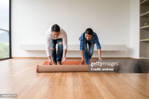 paar bewegende huis - tapijt stockfoto's en -beelden