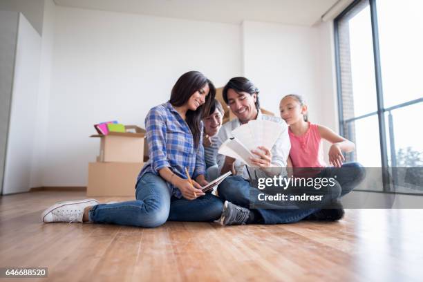 família movendo-se para casa - mudar de forma - fotografias e filmes do acervo