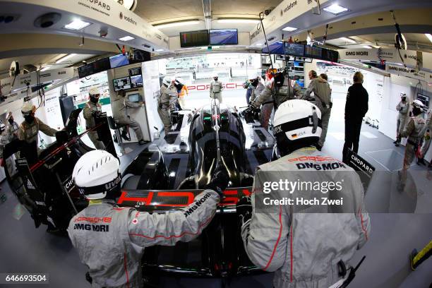 Testfahrten Le Mans, Porsche 919 Hybrid, Porsche Team: Romain Dumas, Neel Jani, Marc Lieb Porsche Team Mechaniker