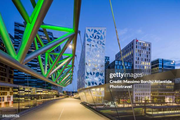 the akrobaten (the acrobat) pedestrian bridge (designed by l2 architects) and the bjørvika barcode (masterplan designed by mvrdv of rotterdam and the norwegian firms dark architects and a-lab) - oslo stock-fotos und bilder