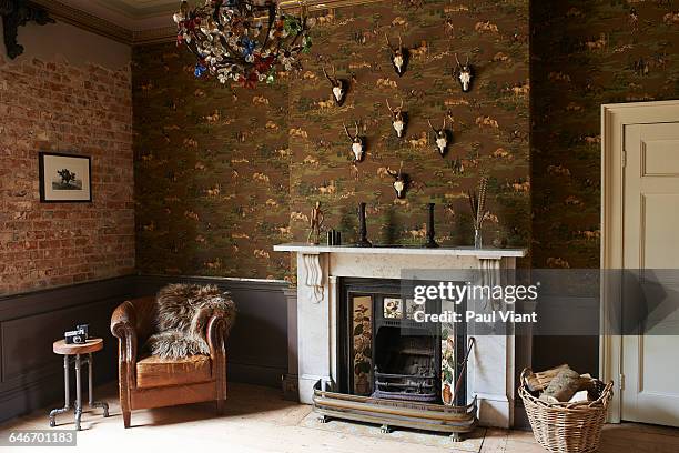 marble fireplace in eclectic drawing room - hunting trophy foto e immagini stock