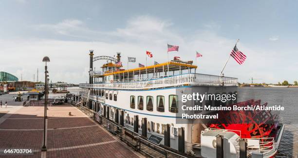 warehouse district, riverwalk, the creole queen, an authentic paddlewheeler boat, and the mississippi river - dampfer stock-fotos und bilder