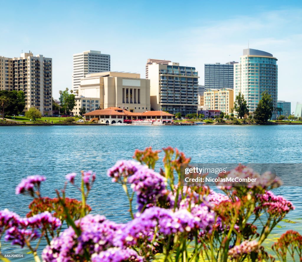 Horizonte de Oakland Lago Merritt com flores