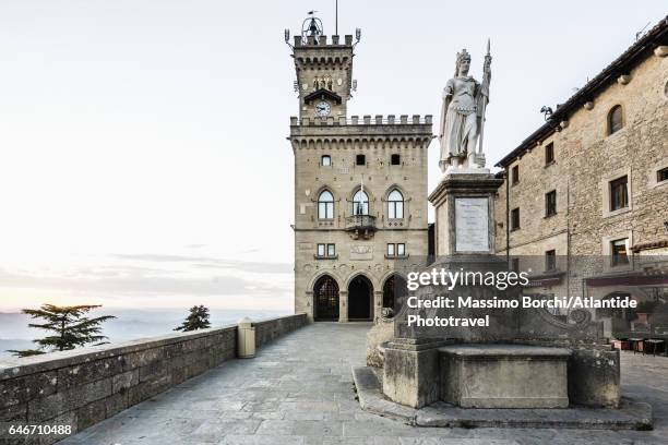 piazza della libertà, the palazzo pubblico (public palace, town hall) and the  statua della libertà (statue of liberty) by stefano galletti (1876) - republic of san marino stock pictures, royalty-free photos & images