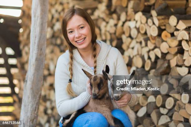 oost-europa: lifestyle-jonge vrouw knuffelen kid geit - eastern european woman stockfoto's en -beelden