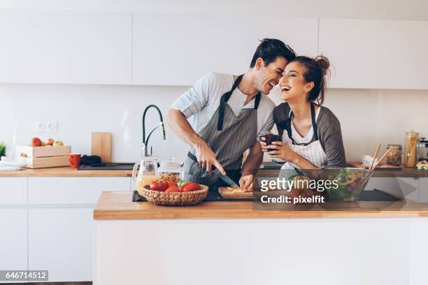 junges paar in liebe in der küche  - kitchen stock-fotos und bilder