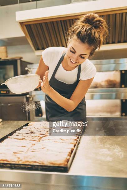 hermoso panadero polvo de pastelería con azúcar en polvo - powdered sugar sifter fotografías e imágenes de stock