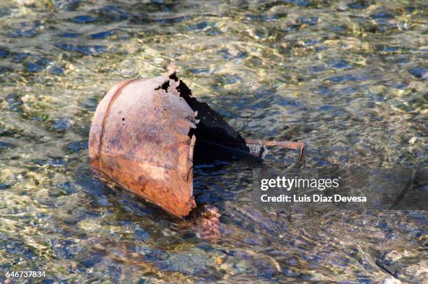 abandoned old rusted bucket on river - basura stock-fotos und bilder