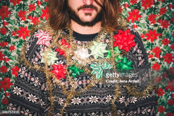man wearing ugly christmas sweater - ugliness stockfoto's en -beelden