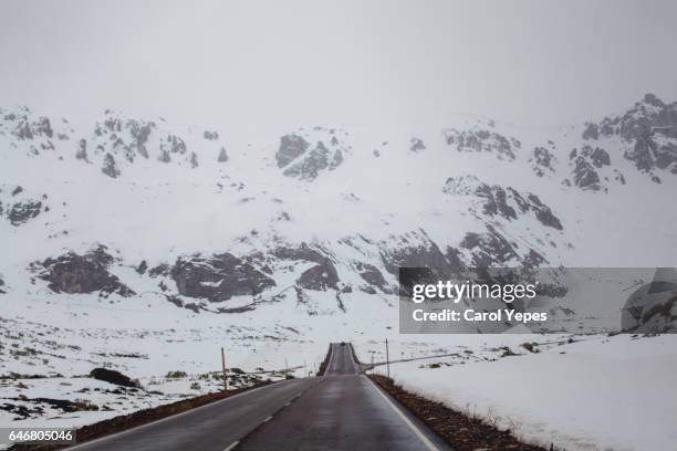 snow road in spain - provincia de huesca fotografías e imágenes de stock