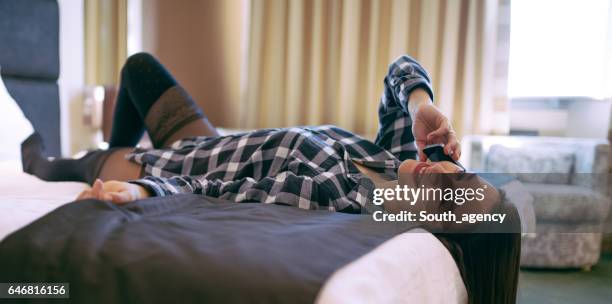 donna sdraiata sul letto  - letto matrimoniale foto e immagini stock