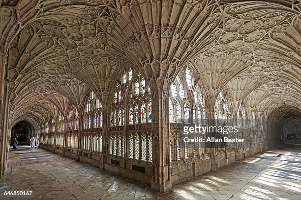 cloisters of gloucester cathedral - catedral interior fotografías e imágenes de stock