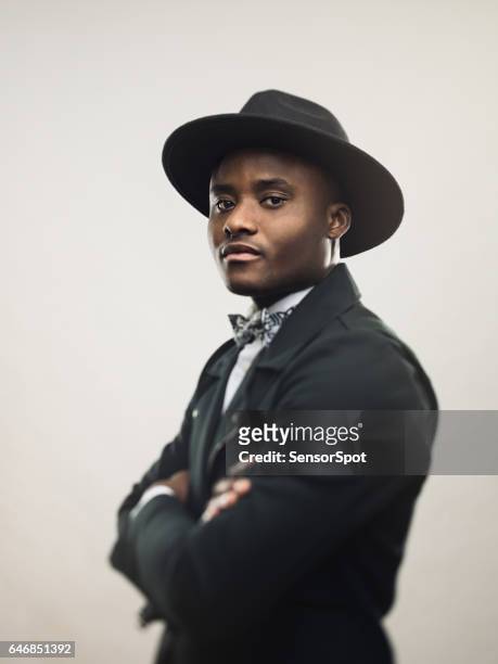 african american man die zich voordeed in zwarte jas en hoed - black hat stockfoto's en -beelden