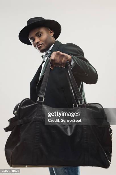 stylish young african man with handbag - bolsa preta imagens e fotografias de stock