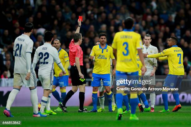 Referee David Fernandez Borbalan shows the red card to Gareth Bale of Real Madrid CF during the La Liga match between Real Madrid CF and UD Las...