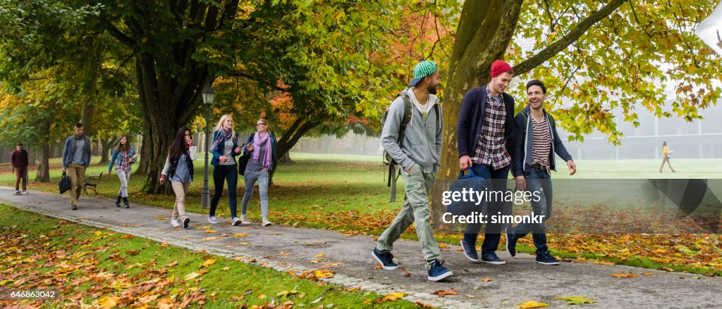 Studenten der Universität zu Fuß auf Wanderweg