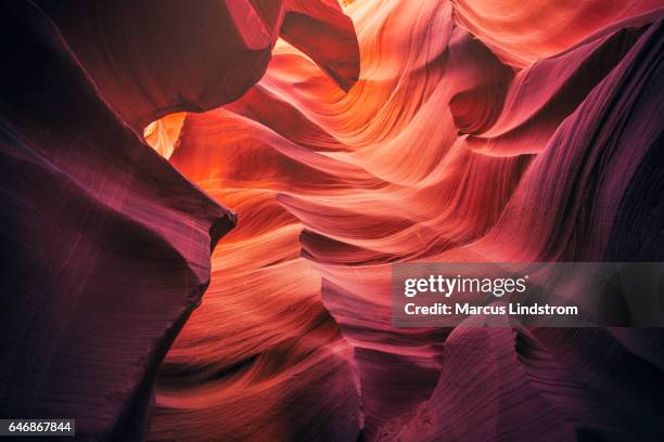 pareti colorate di antelope canyon - geologia foto e immagini stock
