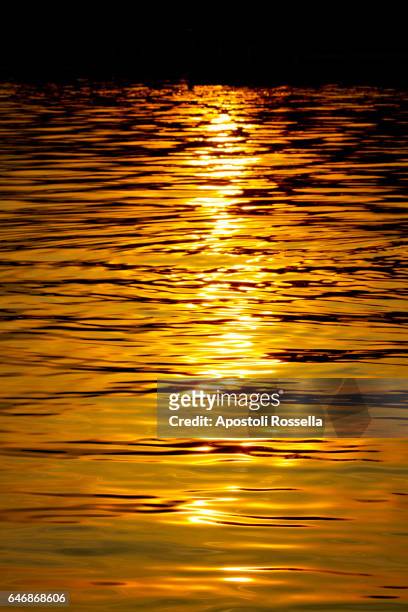 gold sunset reflection - レイクランド ストックフォトと画像
