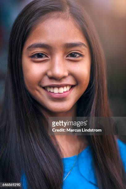 portret van een gelukkige tiener - happy face close up stockfoto's en -beelden