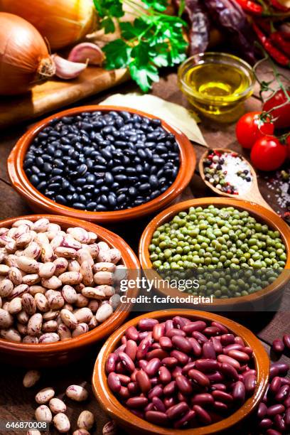 legumbres: frijoles con ingredientes de cocina - leguminosa fotografías e imágenes de stock