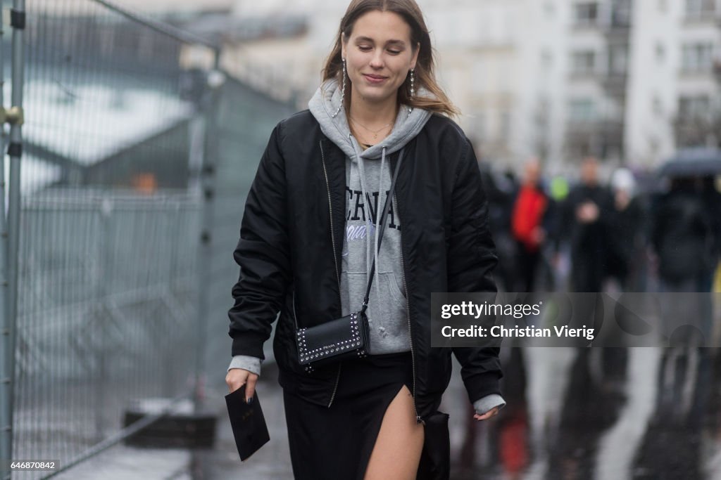 Street Style : Day Two - Paris Fashion Week Womenswear Fall/Winter 2017/2018