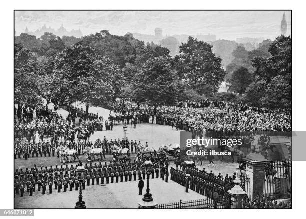 ilustrações, clipart, desenhos animados e ícones de antigas fotografias de londres: transporte a rainha, deixando o palácio de buckingham - guarda de honra evento