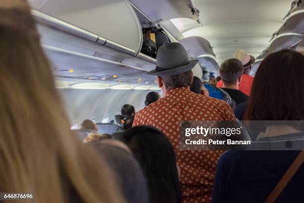 passengers disembarking aircraft on arrival, back view - apearse fotografías e imágenes de stock