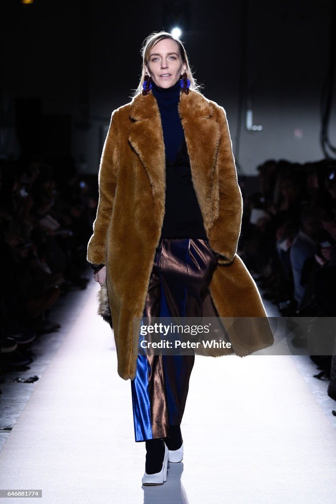 Dries Van Noten : Runway - Paris Fashion Week Womenswear Fall/Winter 2017/2018
