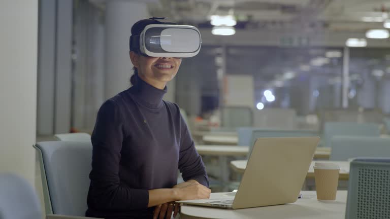 Virtual Reality Computer Screen Virtual Tour On Laptop Videos and HD Footage - Getty Images
