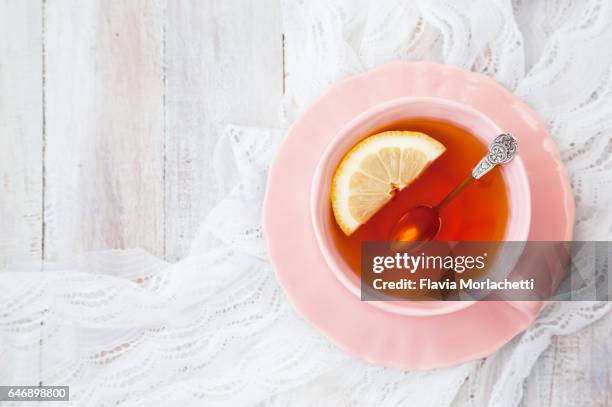 cup of black tea with lemon - tea cup overhead view photos et images de collection