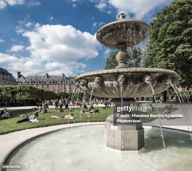 marais, place (square) des vosges, fountain in the public park - place des vosges stockfoto's en -beelden