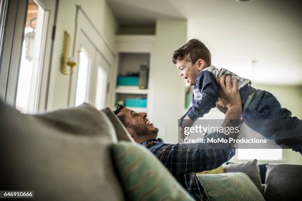 father playing with toddler boy (2 yrs) - pai e filho brincando - fotografias e filmes do acervo