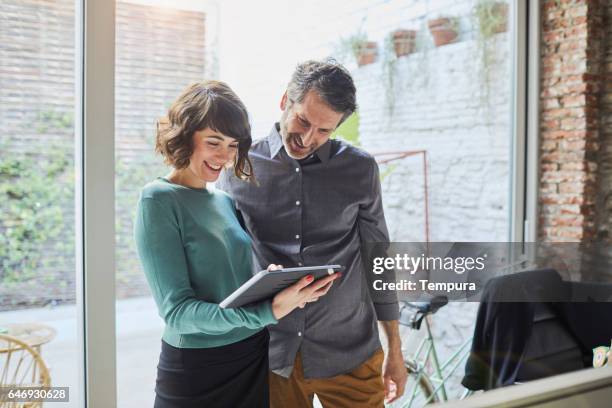 161218 small business, working at the office. - roupa descontraída imagens e fotografias de stock