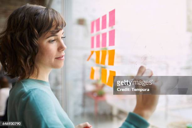 161218 small business, brainstorming. - brainstorming stock pictures, royalty-free photos & images