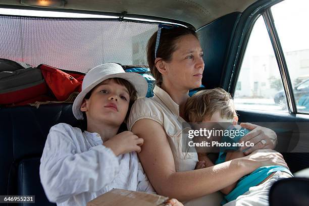 woman with her children in a car - voiture autonome stockfoto's en -beelden