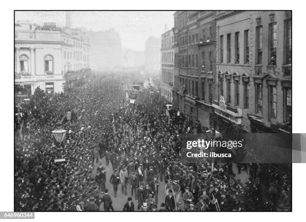 stockillustraties, clipart, cartoons en iconen met antieke londense foto's: politieke demonstratie op de weg naar hyde park - 1900 london