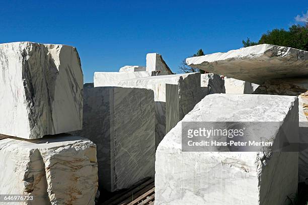 marble quarry near levigliani, apuan alps, tuscany - marble rock 個照片及圖片檔